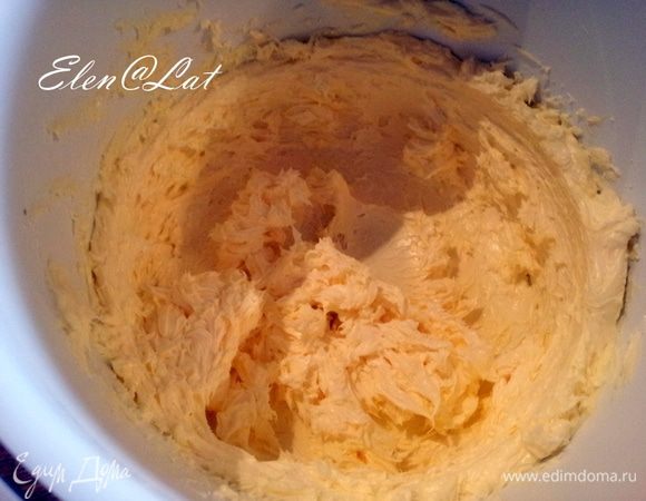 Масло взбить в миксере, добавить сахар, цедру 1 яйцо и 1 желток, белок оставить для смазывания пирога. 