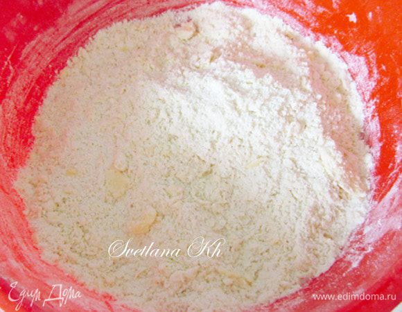 Муку высыпать в емкость для теста и натереть в нее маргарин или масло. Хорошо перетереть руками. Добавить сухие дрожжи, соль. Если хотите сладкое тесто- добавьте немного сахара.

