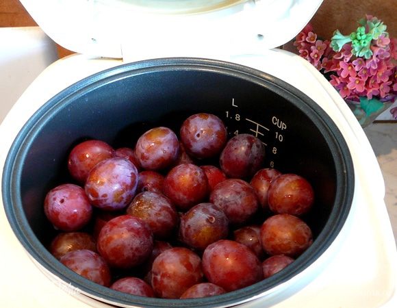 Сливы поместить в чашу мультиварки, залить водой, чтобы вода покрыла все сливы и варить 10-15 минут. За это время слива должна развариться. Если потребуется, то можно увеличить время варки.