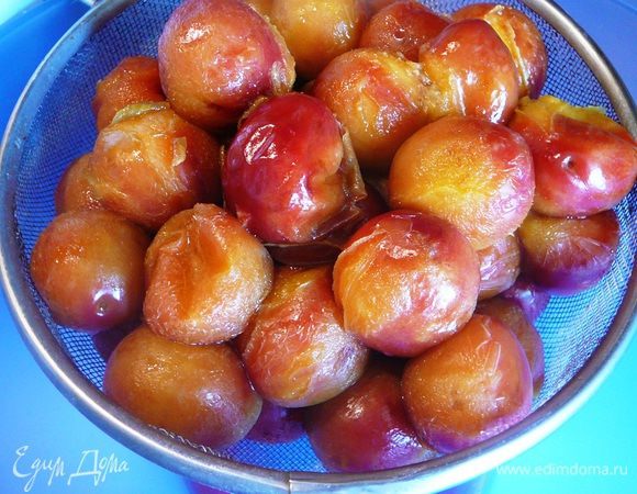 Откинуть сливу на сито и протереть. Кожица и косточки останутся в сите. Полученное пюре - основа для соуса.