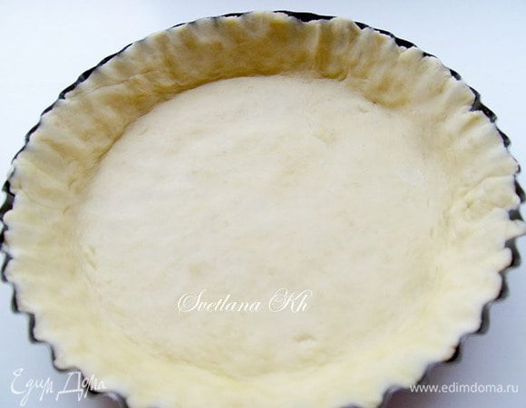 Тесто разделить на две части . Одну раскатать по  кругу, выложить в форму, предварительно даже не смазав ее.Распределить тесто по бортикам и слегка прижать.