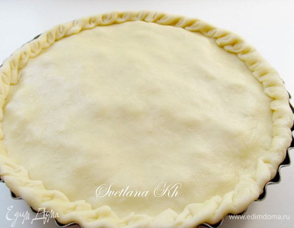 Закрыть второй половиной теста, защипнуть. Смазать яйцом или молоком и посыпать кунжутом.Украсить  по своему желанию.Выпекать до золотистого цвета. остудить в форме. Пирог очень легко выпадает из формы, но будьте осторожны, очень хрупкий.