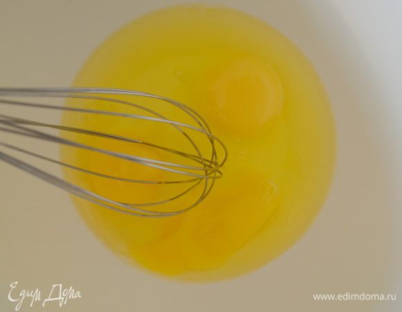 Яйца разбить в большую миску
