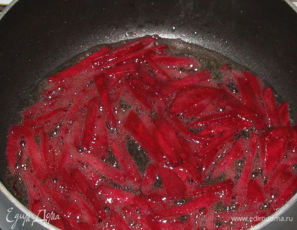 Порезать свеклу на тонкие полоски. В разогретую жаровню или сковороду с высокими бортиками вылить растительное масло (у автора-оливковое, я использовала кукурузное). Выложить свеклу, добавить красный винный уксус и обжаривать ее на среднем огне в течении 8 минут.