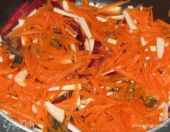 Затем добавить к свекле порезанный кубиками лук. Жарить вместе еще 4 минуты. Натереть морковь,порезать кубиками корень сельдерея. Положить их к свекле и луку. Обжарить слегка, затем  влить немного (3 ст.ложки) воды. Жарить еще 4 минуты.