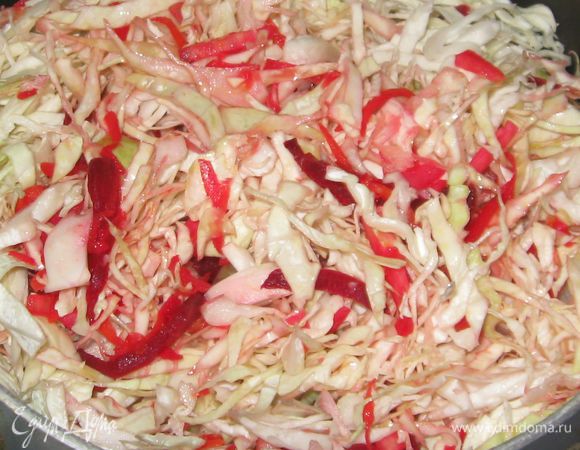 Нарезать тонко капусту. Добавить ее к овощам, посолить и тушить под крышкой еще 4 минуты.