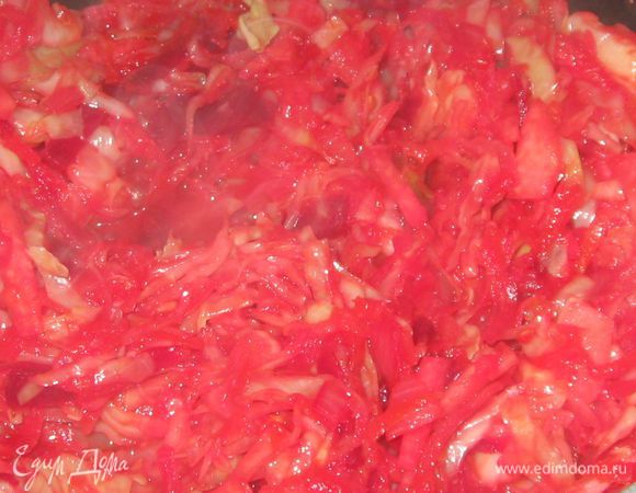 Добавить к овощам перетертые помидоры и томатную пасту. Тушить еще 3 минуты.