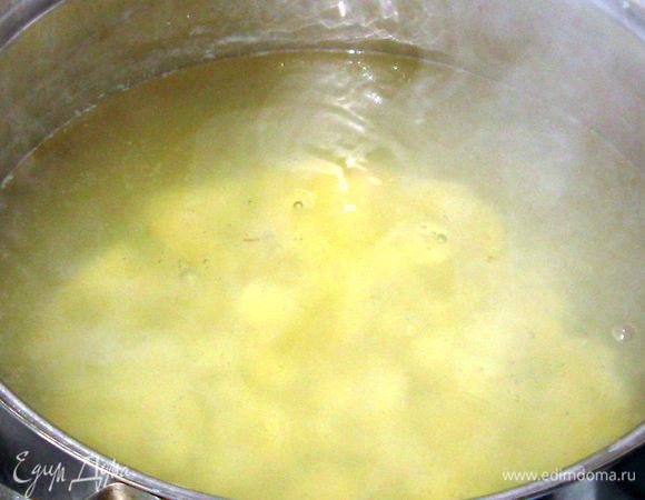 В кипящий бульон положить картофель, порезанный кубиками. Варить в течении 10 минут.