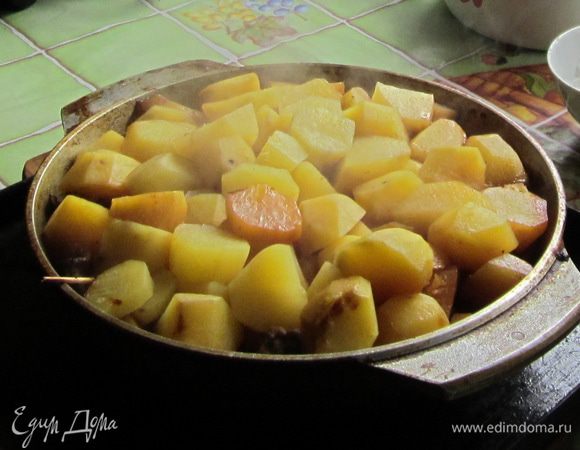 кролика режем на кусочки ложим на сковородку наливаем немного воды и варим мин 30 пока вода не выпарится затем ложим масло растительное и обжариваем с двух сторон до румянной корочки  потом ложим лук лавровый лист соли перчим добавляем картошку  и немного воды кипеченной и пусть тушится до готовности  картошки можно добавить том пасту или соус  овощи кто как любит