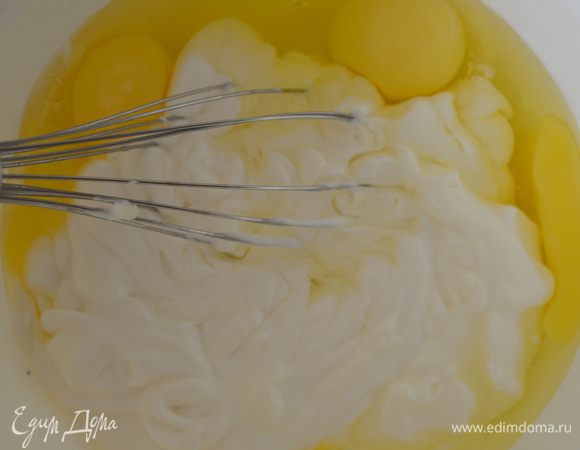 добавить разрыхлитель, сметану и майонез, тщательно размешать