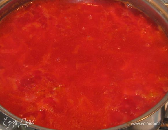 Добавить в кастрюлю овощи из сковороды. Добавить соль, если нужно. Варить еще 6 минут.