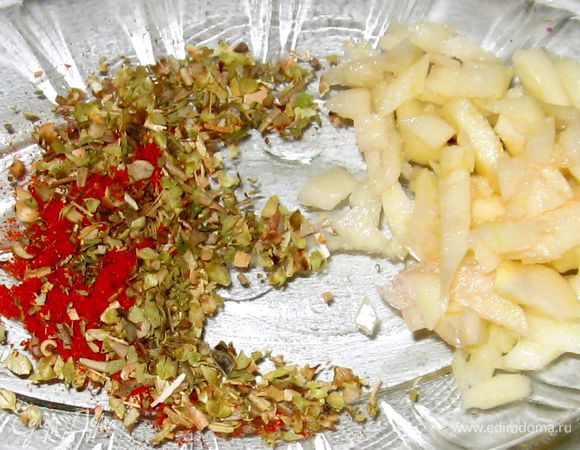 Порезать мелко чеснок и подготовить все специи. Добавить их в кастрюлю. Варить еще 4 минуты.