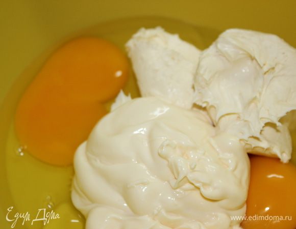 Смешать яйца, сметану и майонез.
