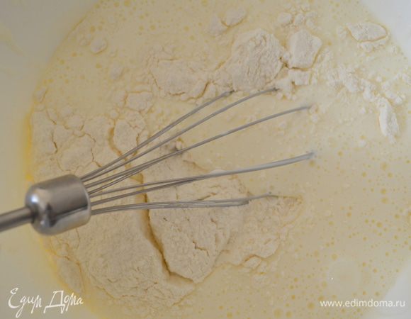 Небольшими порциями ввести муку, все взбить до однородности