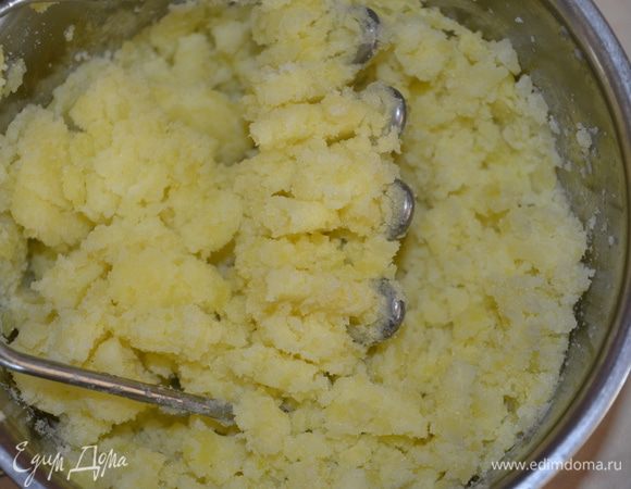 Картофель отварить и смять в пюре