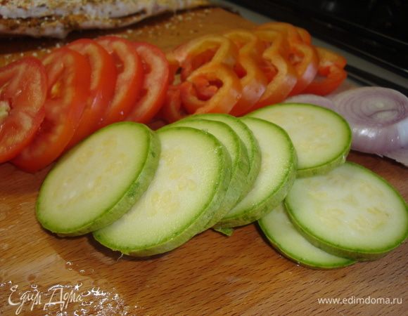 Овощи вымыть и просушить, нарезаем всё кружочками (лук, перец, кабачок, помидор).