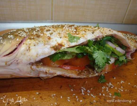 Начинаем набивать брюшко овощами, кинзу ложим веточками.