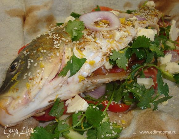 На противень выложить лаваши, сверху выкладываем карпа фаршированного, вокруг него оставшиеся овощи и зелень, сверху посыпаем цедрой лимона и кусочками сливочного масла.