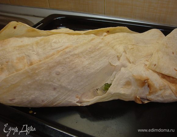 Аккуратно заворачиваем всю рыбу и отправляем в разогретую до 200 градусов духовку на 35-40 минут.