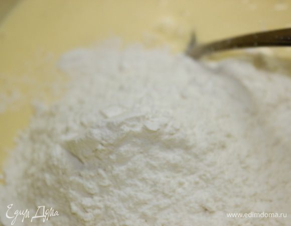 Добавить муку и замесить тесто (оно должно получиться, как тянучая сметана)