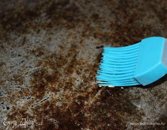 Сковороду смазать растительным маслом.