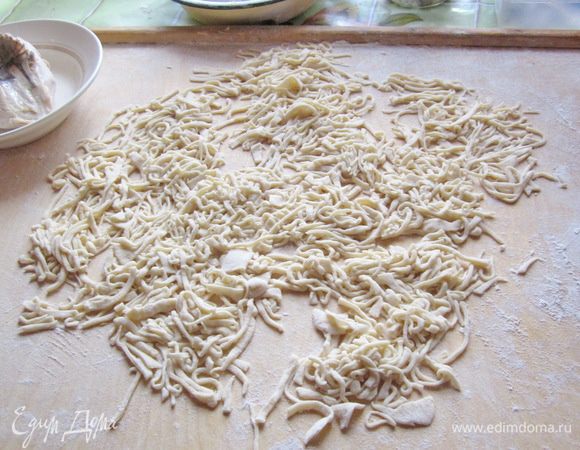 ставим варить курицу солим ложим лавровый лист и 1 головку лука  варим до готовности затем курицу вынимаем  лук и лаврушку тоже если не успели накипь убрать  то лучше бульон процедить  

пока вапится курица делаем лапшу  замешиваем на 5 яйц  муку  и раскатываем затем лепешки тонко и режем 

бульон закипел бросаем готовую лапшу как всплыла  значит сварилась можно разливать