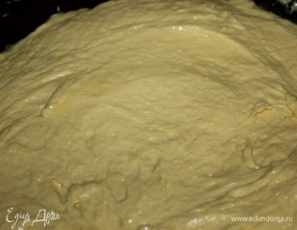 Вылить тесто на сковороду.