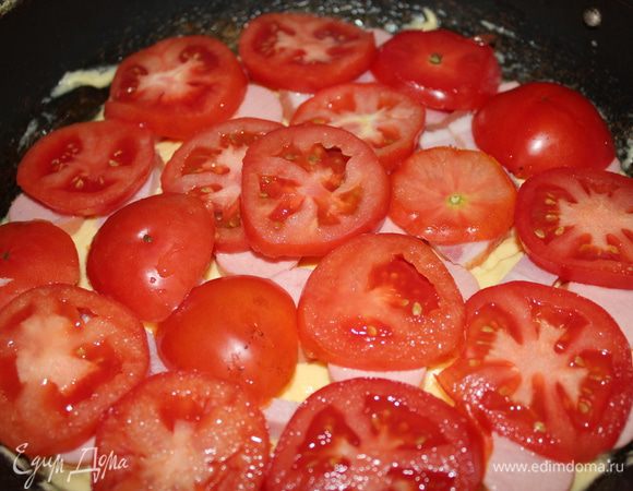 Выложить начинку по желанию, сверху помидорки, порезанные кружочками положить.