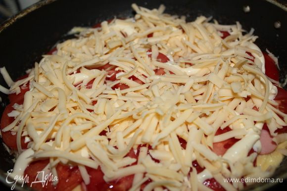 Сверху посыпать сыром. Сковороду поставить на средний огонь и жарить 5 минут без крышки, потом накрыть крышкой и еще 5 минут жарить, пока не рсплавится сыр.