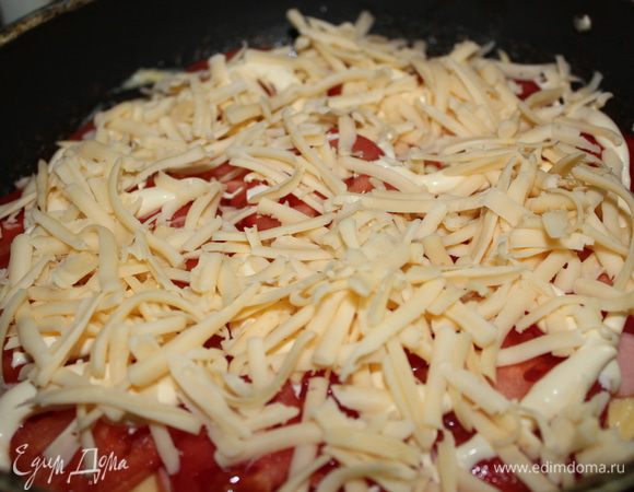 Сверху посыпать сыром. Сковороду поставить на средний огонь и жарить 5 минут без крышки, потом накрыть крышкой и еще 5 минут жарить, пока не рсплавится сыр.