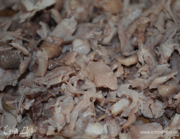 отварное мясо нарезать на небольшие кусочки