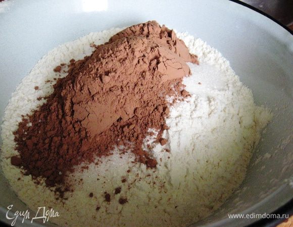 Духовку разогреваем до 180 градусов. Муку, сахар и какао перемешиваем. 