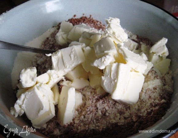 Масло режем кубиками, добавляем к сухим ингредиентам. 