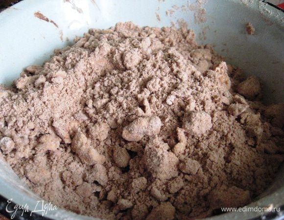 Руками растираем в крошку.