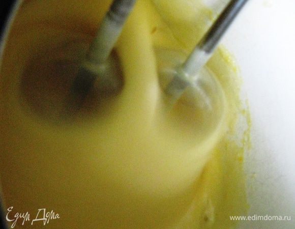 Яйца взбиваем с сахаром до белой пены. Минут 10, не меньше. 