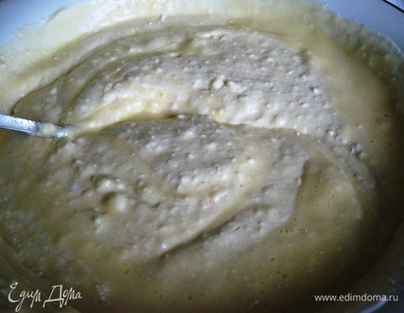 К творожной массе вводим взбитые яйца и перемешиваем. Важно, не взбивать, а именно перемешать аккуратно. Добавляем крахмал и еще раз аккуратненько перемешиваем. 