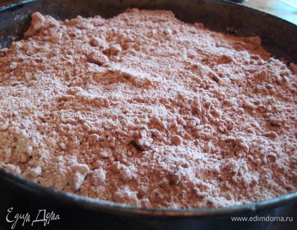 БОльшую половину крошки высыпаем в форму. Выливаем начинку. Осторожно верх покрываем оставшейся крошкой. Выпекаем 40-50 минут до готовности. Даем остыть полностью в форме. Греем чайник и зовем всех пробовать пирог!