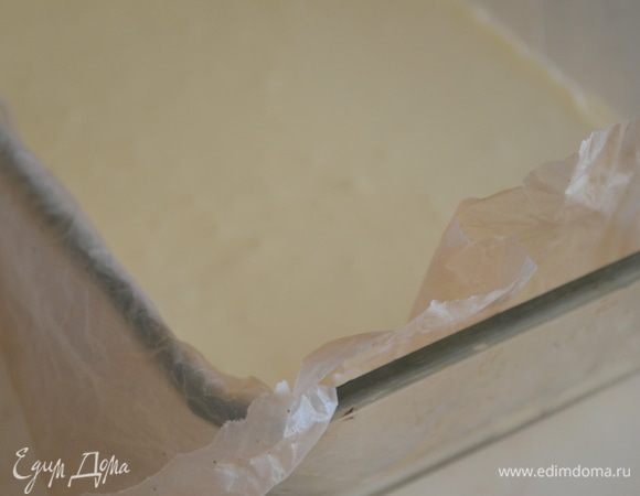 Стеклянную форму смазать растительным маслом и выложить в нее пергамент (я его смачиваю и мну как всегда) и бумагу тоже смазать маслом. Выложить 1/2 часть теста
(можно и без бумаги, но тогда подавать прямо в форме, будет тоже здорово и красиво)