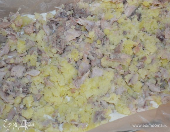 Далее разложить начинку, сверху залить оставшимся тестом