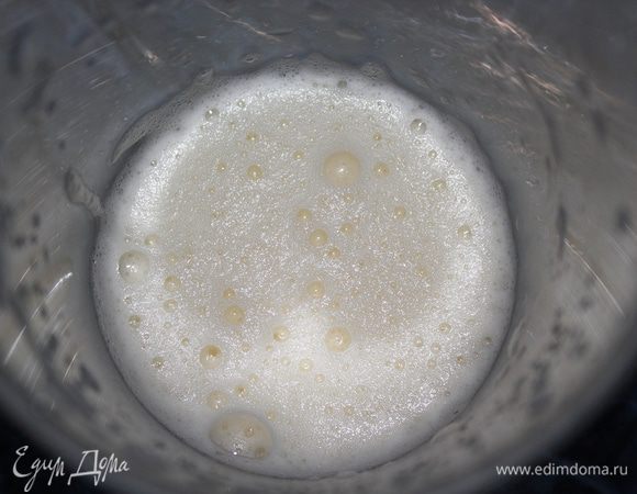 Потереть на мелкой терке кабачок и выжать из него сок. Взбить яйца с солью. 