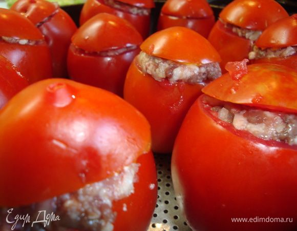 Нафаршировать помидоры, прикрыть крышечками и переложить в форму для запекания.