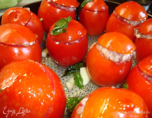 Поливаем получившемся бульоном наши помидорки, накрываем форму крышкой и отправляем в духовку на 20 минут при температуре 200 градусов.