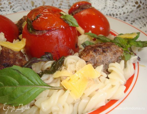 Макароны отварить, слить и выложить на блюдо. Сверху разложить помидоры и полить соусом от тушения. У меня осталось немного фарша и я скатала его шариками и обжарила на оливковом масле. И посыпать тертым сыром.