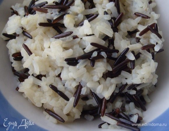 Отварить рис до состония "аль денте". Если будете использовать дикий рис, то проварите его минут 5, а затем добавьте белый рис)