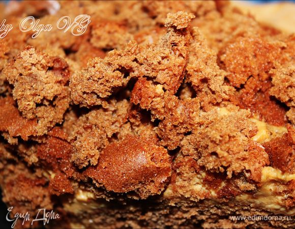 Как только бисквит приготовился, охлаждаем его и разрезаем на три части. Пока бисквит охладается приготовим крем: Сливки взбить до загустения, добавить вареную сгущенку, хорошенько перемешать и добавить сливочный сыр, перемешиваем и наш крем готов. Выкладываем первый слой в форму, на него выливаем половину крема, сверху кладем второй слой бисквита и на него выливаем оставшийся крем. Третию часть бисквита я порвала на мелкие кусочки и выложила сверху на крем хаотично.