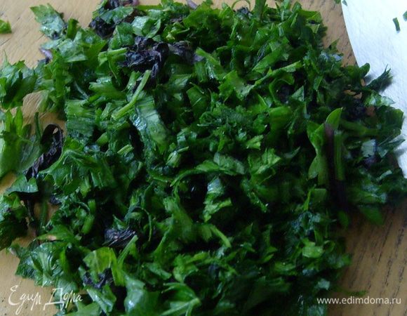 Измельчить зелень (я подошла к этому делу без фанатизма, хотя в первоначальном источнике предлагается очень мелко порубить зелень)