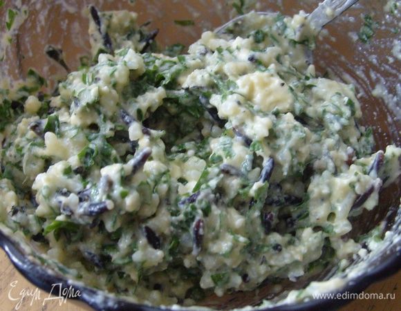 Смешать отваренный рис, сухари, измельченную зелень, сыр, соль, перец и взбитое яйцо