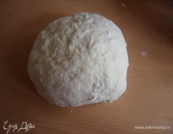 Смешать в миске муку, соль и соду. Добавить йогурт и вымесить крутое эластичное тесто.