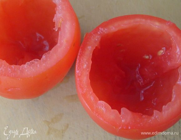 Помидоры вымыть, срезать с них "крышечку" и достать ложкой сердцевину.