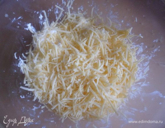 Смешать творог и тертый сыр, посолить.